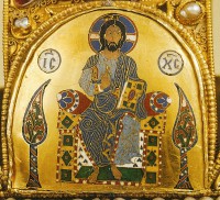 A kép forrása: https://hu.wikipedia.org/wiki/Krisztus_király_ünnepe#/media/Fájl:The_Greek_Pantokrator_on_the_Hungarian_Holy_Crown.jpg